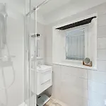 Spacieuse Maison, Piscine, Jardin, Parking Prive *