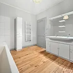 Appartement Spacieuse Maison, Piscine, Jardin, Parking Prive *