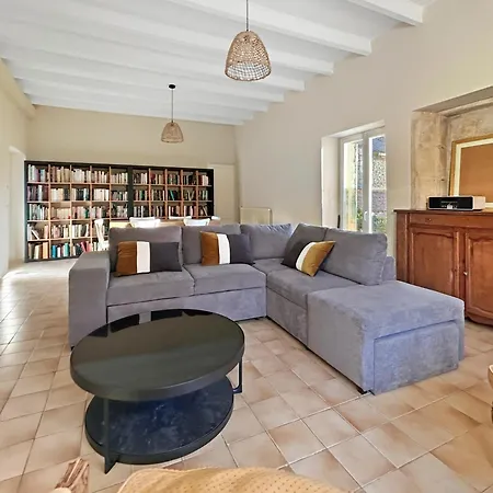Spacieuse Maison, Piscine, Jardin, Parking Prive