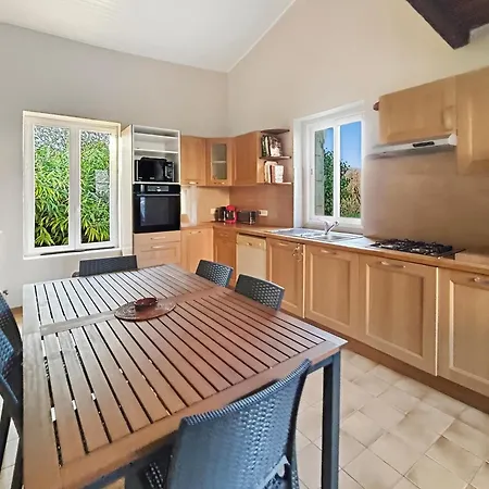 Spacieuse Maison, Piscine, Jardin, Parking Prive * Rauzan