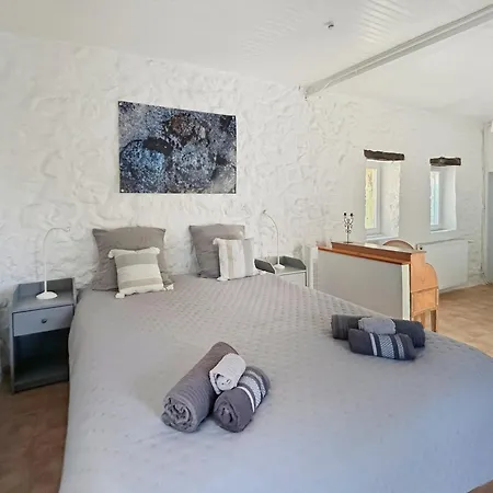 Apartament Spacieuse Maison, Piscine, Jardin, Parking Prive Rauzan