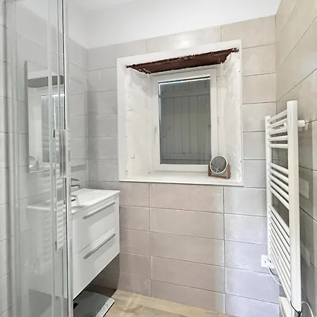 Spacieuse Maison, Piscine, Jardin, Parking Prive