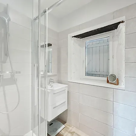 Spacieuse Maison, Piscine, Jardin, Parking Prive *