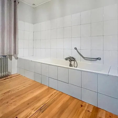 Spacieuse Maison, Piscine, Jardin, Parking Prive Apartament *