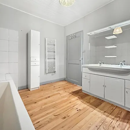 Apartament Spacieuse Maison, Piscine, Jardin, Parking Prive *