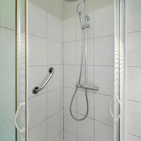 Spacieuse Maison, Piscine, Jardin, Parking Prive *
