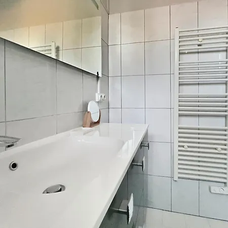 Spacieuse Maison, Piscine, Jardin, Parking Prive Apartament